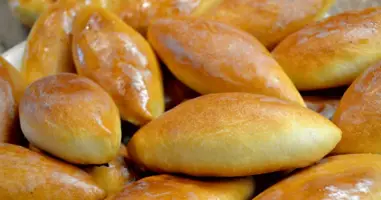 Пирожок с капустой печеный