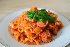 Капуста тушенка с сосисками