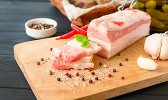 Грудинка с чесноком и зеленью